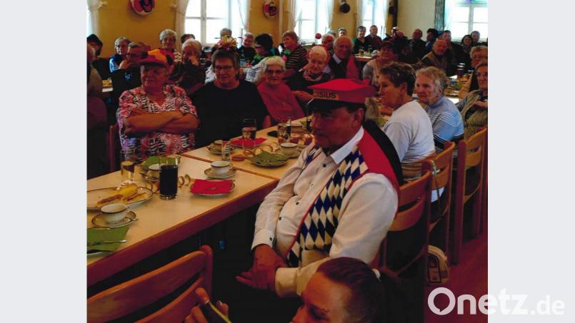Zahlreiche Besucher waren der Einladung des Pfarrgemeinderates zum Seniorenfasching gefolgt. Bild: ws