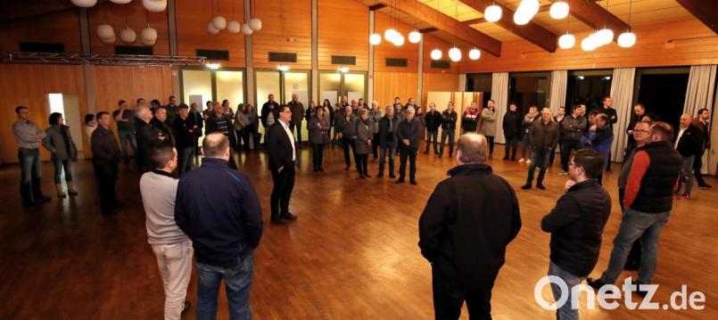 Auf großes Interesse stößt die Besichtigung der Mehrzweckhalle mit Bürgermeisterkandidat Oliver Mutterer (Mitte). Dabei geht es um die Defizite des Gebäudes und seine Zukunft. Bild: exb