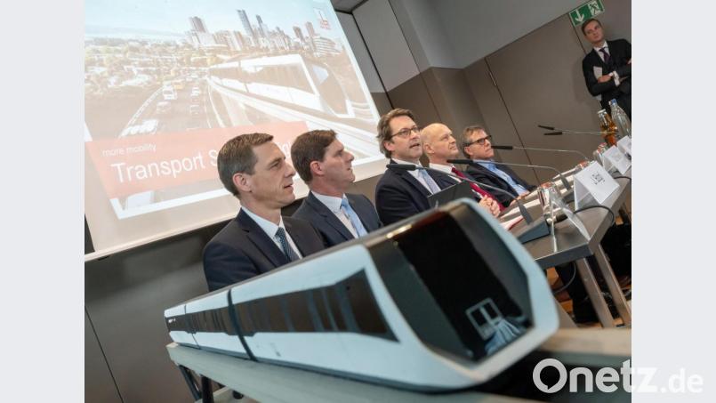 Stefan Bögl und Johann Bögl, von der Firmengruppe Max Bögl, Andreas Scheuer, Bundesverkehrsminister, Jost Lammers, Vorstandsvorsitzender Flughafen München GmbH, und Rainer Schwarzmann, Geschäftsführer TransportTechnologie-Consult Karlsruhe GmbH, während einer Pressekonferenz zum Start einer Machbarkeitsstudie für eine Magnetschwebebahn. Bild: Peter Kneffel/dpa