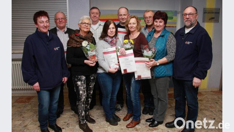 Die BRK-Vertreter Cornelia Klarner (links) und Richard Meierl (rechts) dankten den treuen Blutspendern (ab Zweiter von links) Stefan Kraus, Erika Ahl, Walter Wachsmann, Christine Mark, Manfred Beer, Christine Höcht, Karl Bauer und Johanna Wührl. Bild: wro