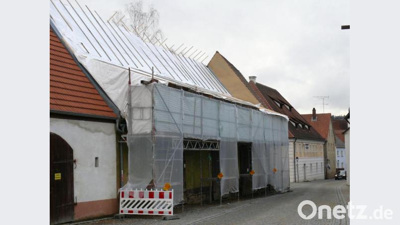 Das Gerüst steht schon an den Stadeln im Oberen Markt. Bild: wku