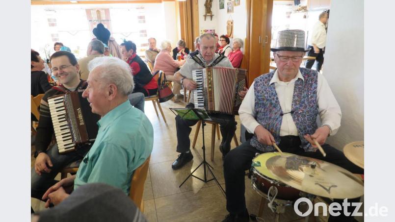 Obwohl der Akkordeonspieler Manfred Döllinger und der Schlagzeuger Heribert Schmidt vorher nicht geprobt hatten, klappte alles wie am Schnürchen. Bild: jzk