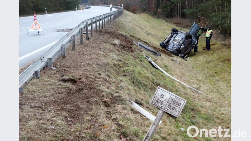 Der Seat Leon rutscht nach dem Zusammenprall in den Graben und überschlägt sich. Bild: jma