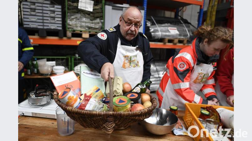 Peter Winter kocht Gerichte, die man ohne Elektrizität und ohne Leitungswasser kochen kann. Bild: Roberto Pfeil