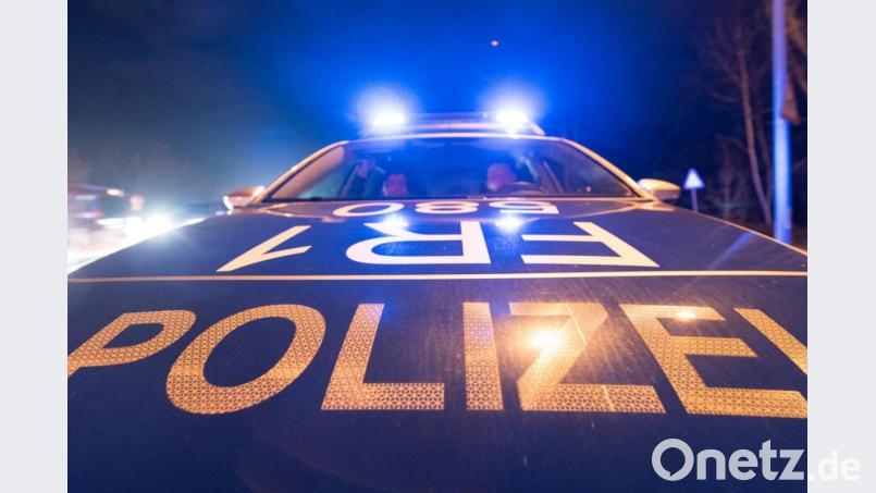 Ein Polizeifahrzeug steht mit Blaulicht auf der Straße. Foto: Patrick Seeger/dpa/Archivbild Bild: Patrick Seeger