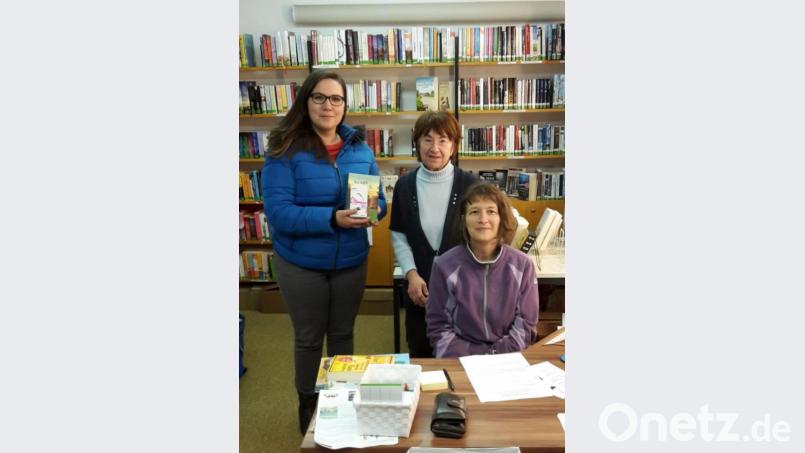 Bücherstadl-Chefin Selma Markhof (Mitte) und Kollegin Elisabeth Braun gratulien Ondina Braun (links) zum &quot;Titel&quot; der 300. Leserin. Bild: gis
