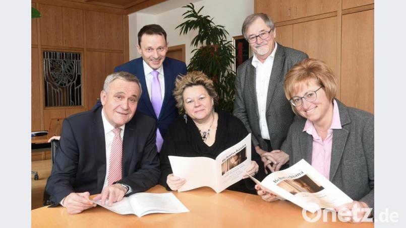 Schmökern in den „Behnischiana“. Kurt Seggewiß, Jens Meyer, Petra Vorsatz, Veit Wagner und Sabine Guhl (von links) freuen sich über eine neue Publikation zu Franz Joachim Behnisch. Bild: Gabi Schönberger