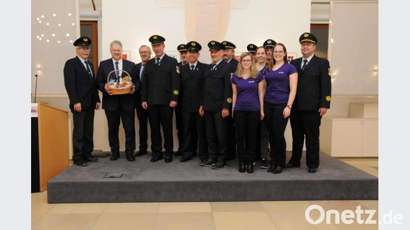 Die Krieger- und Soldaten-/Reservistenkameradschaft (KSK/RK) Ursensollen besteht seit 100 Jahren. Für das Jubiläumsfest konnte Landrat Richard Reisinger (Zweiter von links) als Ehrenschirmherr gewonnen werden. Bild: Christine Hollederer/exb