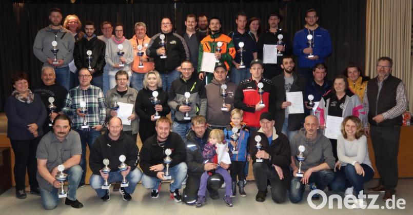 Saisonabschlussabend bei der Dartliga „Region Nord“: Die besten Mannschaften der einzelnen Klassen und Ligen erhielten Pokale, Urkunden und Schecks. Ausgehändigt wurden diese von den Ligasekretären Reinhold Brunner (rechts außen), Christiane Bauer (links außen) und Sabrina Götzl (rechts kniend). Bild: rab
