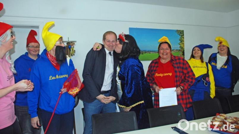 Zunächst schnitt „Schneeflittchen“ dem Bürgermeister die Krawatte ab und dann gab es zum Abschluss auch noch ein Küsschen. Bild: wee