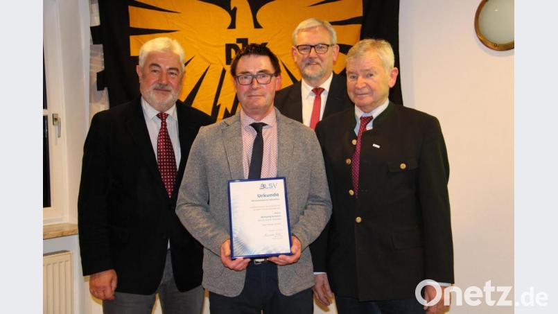 Über die Auszeichnung freute sich DJK-Vorsitzender Wolfgang Schwarz (Zweiter von rechts) besonders. Für sein langjähriges Engagement im Sport- und Vereinsleben wurde er von BLSV-Kreisvorsitzendem Ernst Werner (rechts) mit dem Ehrenamtspreis der Oberpfalz ausgezeichnet. Darüber freuten sich auch Bürgermeister Rupert Troppmann (links) und Zweiter DJK-Vorsitzender Max Peter (Zweiter von rechts). Bild: prh