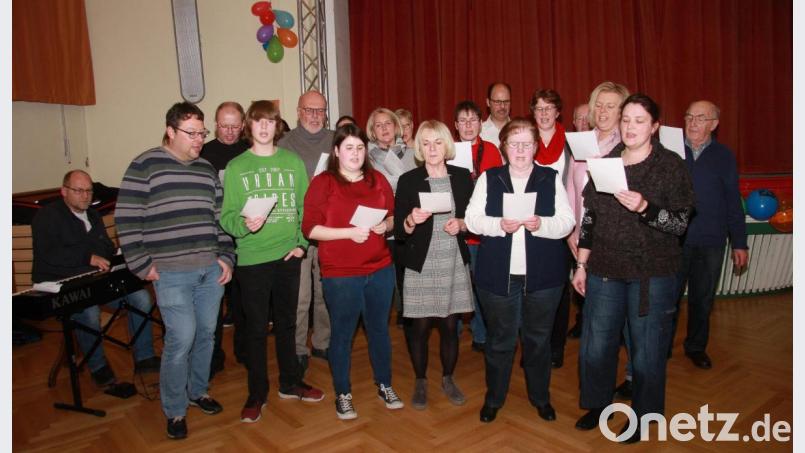 Musikalischer Höhepunkt war der Gemeinschaftschor, bestehend aus dem Singkreis Cantiamo und dem Kirchenchor. Am Keyboard Hubert Köhler (links). Bild: wro