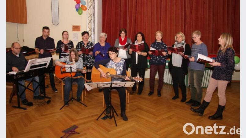 Musikalisch umrahmt wurde der Abend auch vom Singkreis Cantiamo unter der Leitung von Karin Gerolstein (rechts). Bild: wro