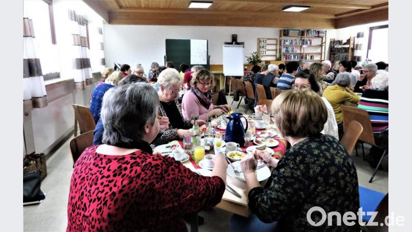 Kein Platz war mehr frei im Jugendheimsaal, so groß war das Interesse am Frauenfrühstück des Dekanats. Bild: ubb