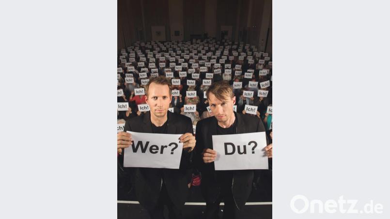 „Ohne Rolf“ haben mit der „Erlesenen Komik“ eine komplett neue Kleinkunstform geschaffen. Sprechen heißt bei ihnen Blättern. Die auf 1000 Plakate gedruckten knappen Sätze wie auch das Geschehen zwischen den Zeilen sind witzig, spannend und gelegentlich sogar musikalisch. Bild: Georg Anderhub
