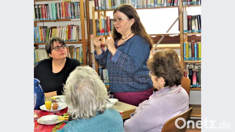 Auch die Pflegedienstleiterin des stationären Hospizes St. Felix, Elfriede Dollhopf (stehend), ergriff das Wort, um über das Hospiz und die Aufgaben zu sprechen. Bild: ubb