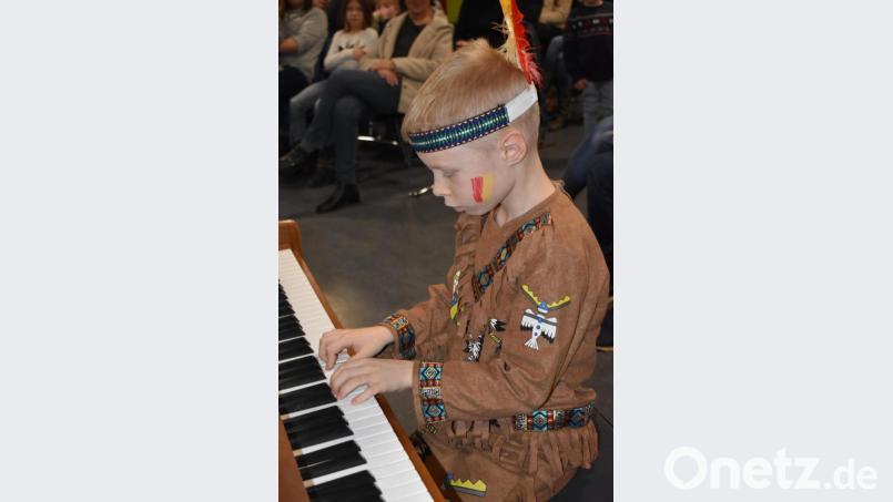 Passend zum Faschingsvorspiel der Musikschule Vierstädtedreieck spielte dieser Junge als Indianer verkleidet. Bild: rgr
