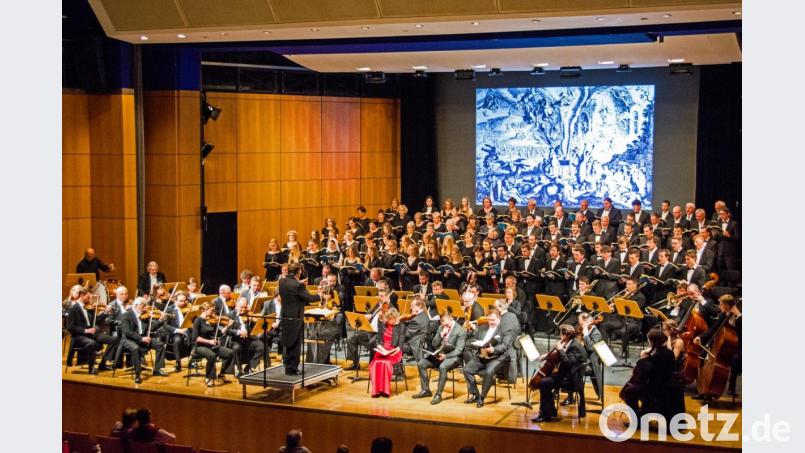 Diesmal nicht im ACC, sondern in der Kirche St. Georg führen die Amberger Chorgemeinschaft, der Chor der Berufsfachschule für Musik und das Sinfonieorchester Bohemia Prag unter Leitung von Dieter Müller das Brahms-Requiem auf. Archivbild: Peter Ringeisen