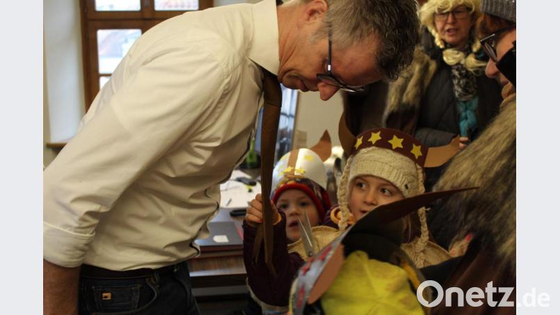 Als Wikinger verkleidet stürmten die Mädchen und Jungen des St.-Wolfgang-Kindergartens am Unsinnigen Donnerstag das Rathaus. Bürgermeister Hermann Falks Krawatte wurde als zu lang empfunden und einfach gekürzt. Bild: u