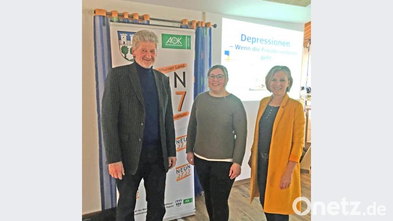Sozialpädagoge Georg Pilhofer, die Studentin für Gesundheits- und Pflegepädagogik Kaja Bauer aus Schwandorf und NEUN2727-Koordinatorin Doris Völkl (von links) nehmen das Thema Depression genauer unter die Lupe. Bild: fvo