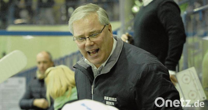 Ken Latta feuert sein Team an. Auch wenn das Erreichen der Play-offs schwierig wird, gibt der Trainer der Blue Devils die Hoffnung nicht auf. Am Wochenende treffen die Weidener auf das Spitzenduo Memmingen und Regensburg. Bild: A. Schwarzmeier