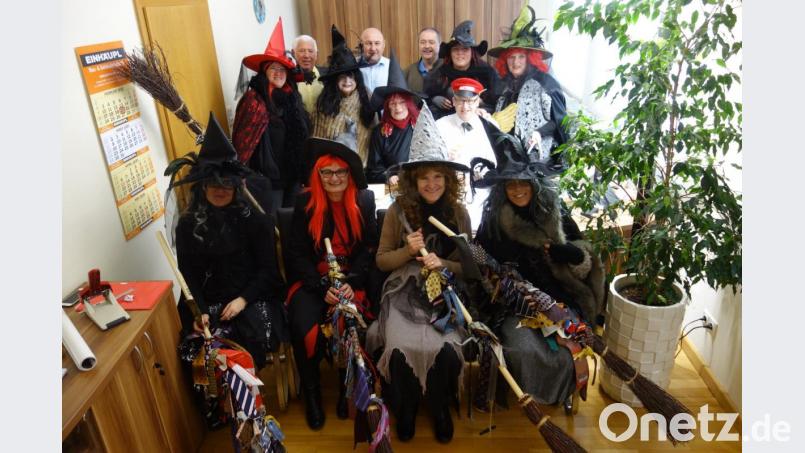 Beste Laune herrschte bei den Gemeindeobrigkeiten und dem Ehrenkulturchef, als die wilden Besucherinnen das Rathaus stürmten. Bild: ibj