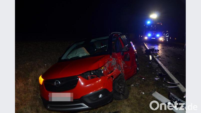Der Opel des entgegenkommenden Ambergers blieb total beschädigt im Straßengraben liegen. Der Mann zog sich leichtere Verletzungen zu. Bild: dob