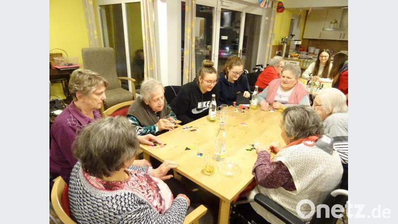 Viel Spaß hatten die jungen Besucher der Evangelisch-Lutherischen Gemeinde Plößberg sowie die Bewohner im Haus Frohwiesen beim Spieleabend. Bild: exb