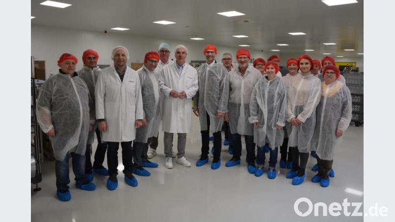 In hygienischen Schutzanzügen besichtigten die Gäste die Produktion. Mit dabei waren Firmenchef Carl-Rudolf Pfletscher (Sechster von links), Qualitätsmanager Udo Eichhorn (Dritter von links) sowie die Freien Wähler MdL Tobias Gotthardt (Vierter von links), Ely Eibisch (Siebter von links) und Johann Wurm (Neunter von links). Bild: jr