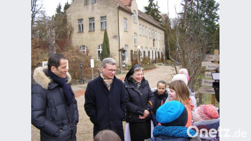 Von links MdB Albert Rupprecht, Minister Sibler und Äbtissin Laetitia Fech im Gespräch mit den Schülerinnen. Bild: pz