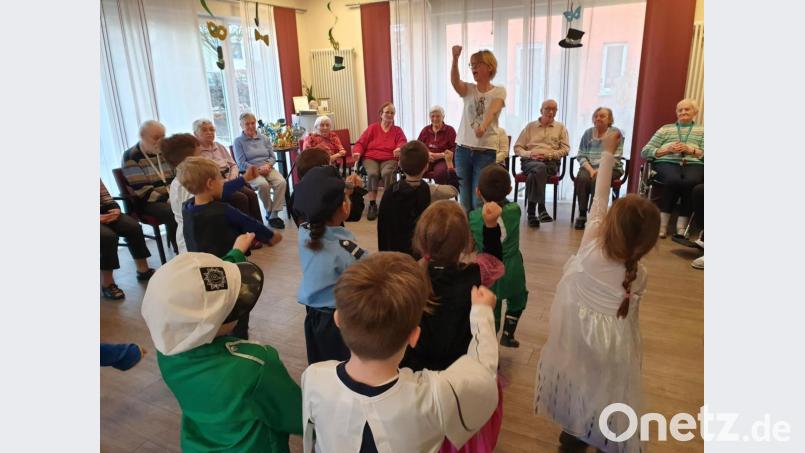 Die Vorschulkinder der Kindertagesstätte St. Vitus bringen beim Besuch im Haus Evergreen in Schnaittenbach Schwung und beste Faschingslaune mit, von der sich die Senioren schnell anstecken lassen. Bild: ads