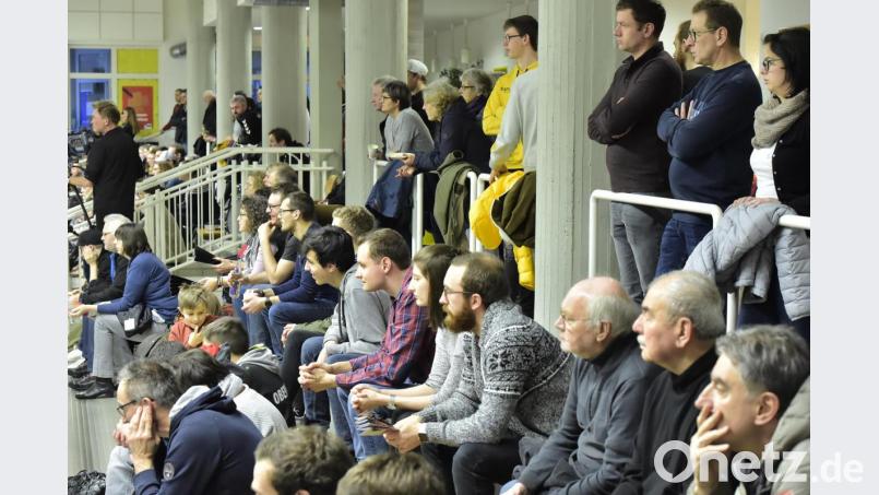 Dicht gedrängt das Publikum in der Sporthalle der Luitpoldschule. Bild: Ziegler