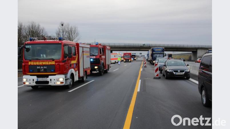 Nach der anfänglichen Vollsperrung wurde der Verkehr später einspurig an der Unfallstelle vorbeigeleitet. Bild: Alexander Auer