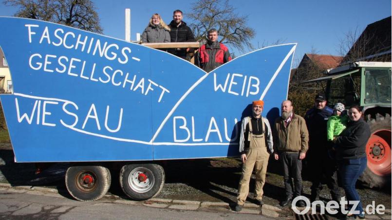 Die Vorbereitungen sind erledigt. Der Prunkwagen der Faschingsgesellschaft Weiß-Blau ist in einer Werkstatt in Muckenthal fertig- und vorgestellt worden. Wer am 17. Wiesauer Faschingszug teilnehmen möchte, kann sich bei Vorsitzender Katharina Gleißner (vorne rechts) noch anmelden. Bild: wro