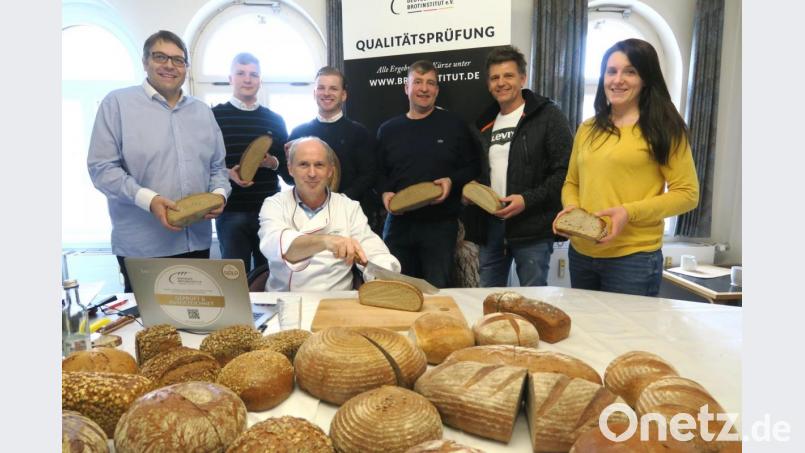 Brotprüfer Manfred Stiefel (sitzend) gratulierte den Vertretern der prämierten Bäckereien zu den guten Produkten, die sich abgeliefert hatten. Bild: Hirsch