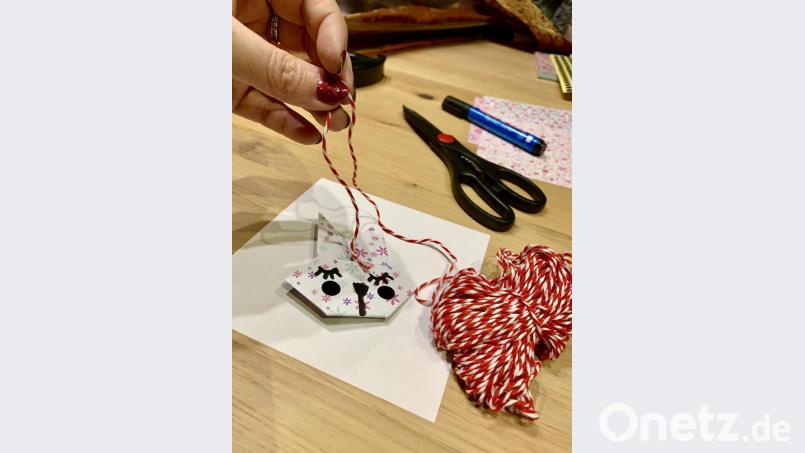 Schritt 8: Abschließend wird noch ein Aufhänger aus Garn am Hasenkopf befestigt. Dazu einfach mit einer dicken Nadel im oberen Bereich ein Loch stechen. Bild: mia