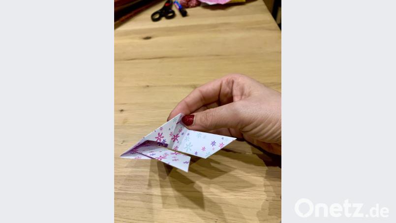 Schritt 5: Das dreieckige Stück Papier, das an den Ohren auf der Rückseite stört, wird nach innen gefaltet und dort angeklebt. Bild: mia