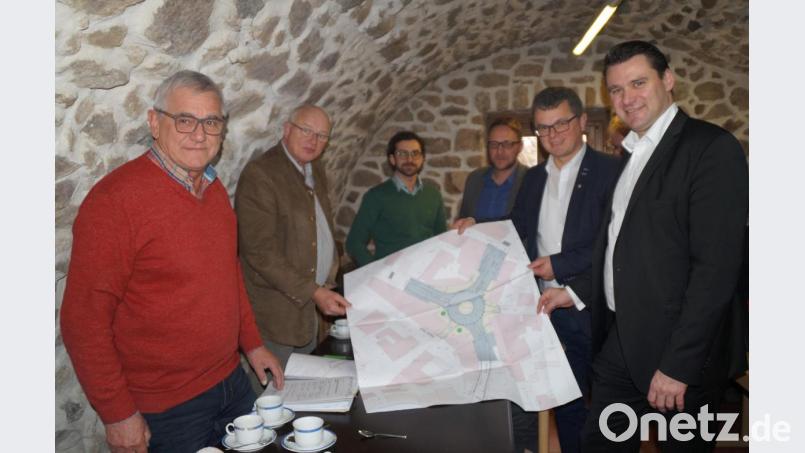 Es kann losgehen: Landrat Thomas Ebeling und Bürgermeister Martin Birner (von rechts) sowie die Verantwortlichen für die Planung freuen sich über die gelungene Lösung des Knotenpunktes „Jobplatz“ . Bild: weu