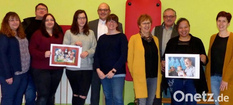 Unser Bild zeigt (hinten, von links), Elternbeiratsvorsitzender Andreas Dötterl, Bürgermeisterkandidat Johannes Schmid und Bürgermeister Gerhard Löckler sowie Kindergartenleitern Jessica Thomas (Zweite von rechts) und ihr Team waren sehr erfreut, dass den Kindern eine Aufführung von Hermanns Kasperltheater spendiert wurde. Bild: br