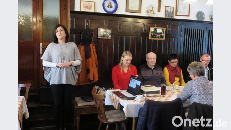 Jessica Birke (stehend) berichtete beim Seniorenclub über ihre Erfahrungen als Pflegeberaterin. 
Rechts von ihr sitzen Quartiermanagerin Stefanie Bayer und Seniorenbeauftrager Franz Schwemmer. Bild: jzk