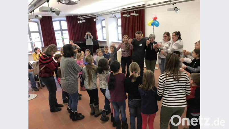 Zu Beginn des Spielenachmittags im Museumsquartier tanzten die 30 Teilnehmer gemeinsam den „Rucki-Zucki“-Tanz. Organisiert hatte die Aktion Janka Hannemann-Mathes (Fünfte von rechts) vom Stadtmarketingverein. Bild: exb/Janka Hannemann-Mathes