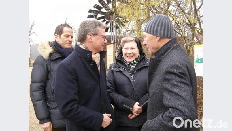 Als Vertreter der Stadt Waldsassen war Zweiter Bürgermeister Karlheinz Hoyer (rechts) in den Naturerlebnisgarten gekommen. Bild: pz