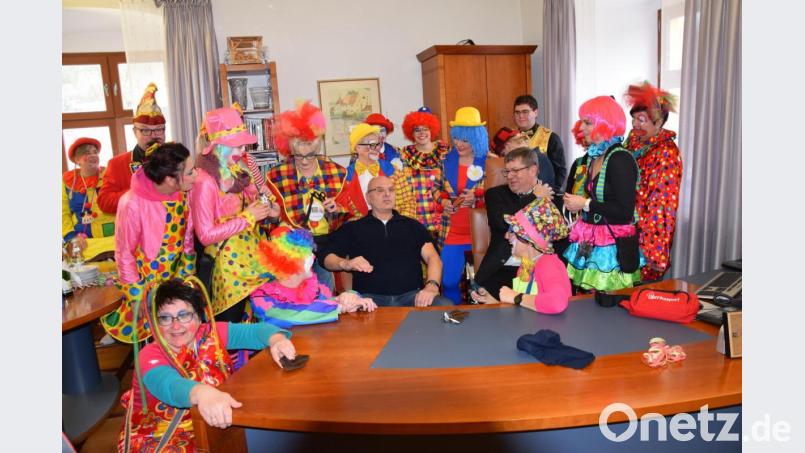 18 schnittfeste Damen samt Komiteepräsident Manuel Wein und Faschingsprinz Fabian I. sind am Unsinnigen Donnerstag zum Krawattenabschneiden im Markt Schmidmühlen unterwegs. Dazu gehörte neben einem Besuch im Rathaus auch ein Abstecher in den Kindergarten und in die Grundschule sowie in die Schmidmühlener Geschäfte. Bild: bö