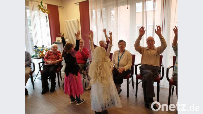 Die Vorschulkinder der Kindertagesstätte St. Vitus bringen beim Besuch im Haus Evergreen in Schnaittenbach Schwung und beste Faschingslaune mit, von der sich die Senioren schnell anstecken lassen. Bild: ads