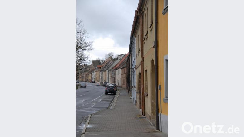 Die Stadt will für den Erhalt der markanten Bausubstanz am Marktplatz ein kommunales Förderprogramm auflegen. In der jüngsten Stadtratssitzung wurde die Grundlage dafür geschaffen. Mit einer Gestaltungsfibel wird den Bauwilligen ein Leitfaden zur Sanierung gegeben. Bild: ow