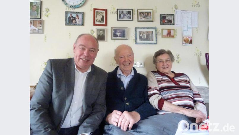Vor vielen Erinnerungsbildern an bedeutende Momente aus Franz und Maria Schallers Leben: Kümmersbrucks Bürgermeister Roland Strehl (links) gratulierte dem gebürtigen Inselsberger (Mitte) zum 90. Geburtstag. Bild: inl