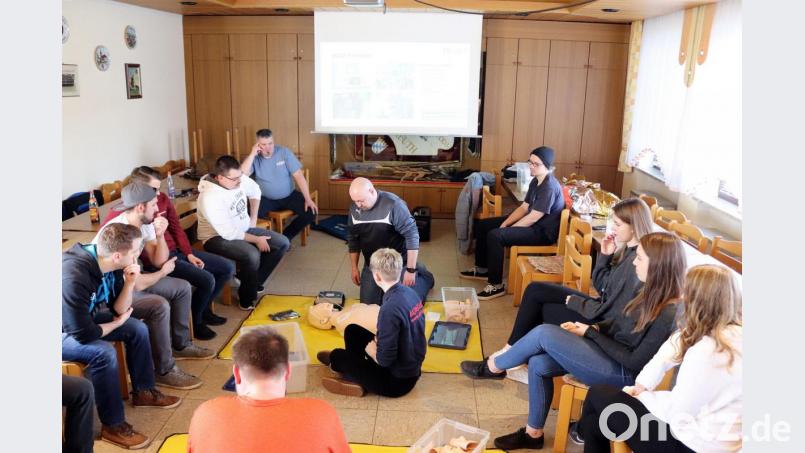 Die Kursteilnehmer an den Übungspuppen mit Defibrillator Bild: jma