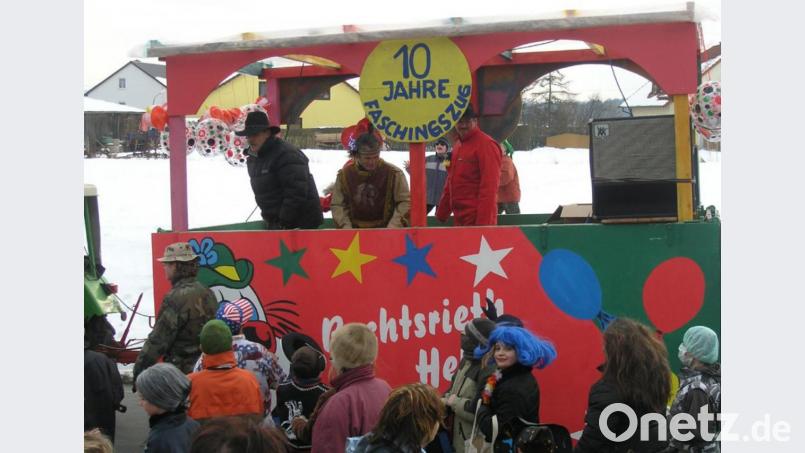 Zehn Jahre Faschingszug feierte man vor 15 Jahren Nun sind es 25 Jahre und Initiator ist immer noch Alfred Wulfänger (Mitte). Bild: fz