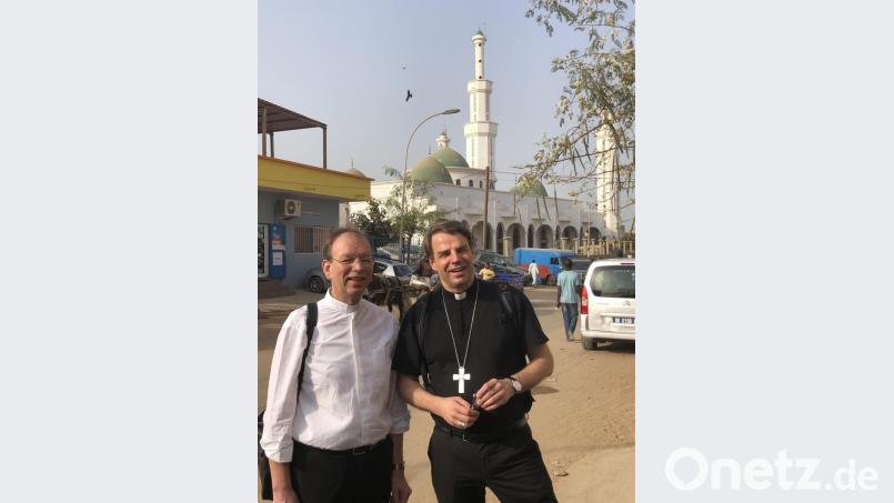 Missio-Präsident Wolfgang Huber (links) und Bischof Stefan Oster in Senegal. Bild: Wolf­gang-Chris­ti­an Bayer