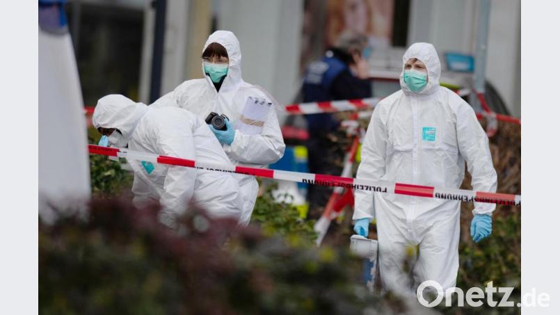 Mitarbeiter der Spurensicherung am Tatort in Hanau. Bild: Dorothee Barth/dpa